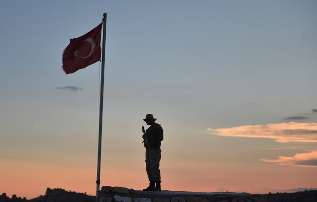 Güvenlik korucularının 1100 rakımlı tepede ilk iftarı